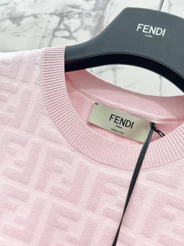 ⁦Fendi T-Shirt⁩ - الصورة ⁦5⁩