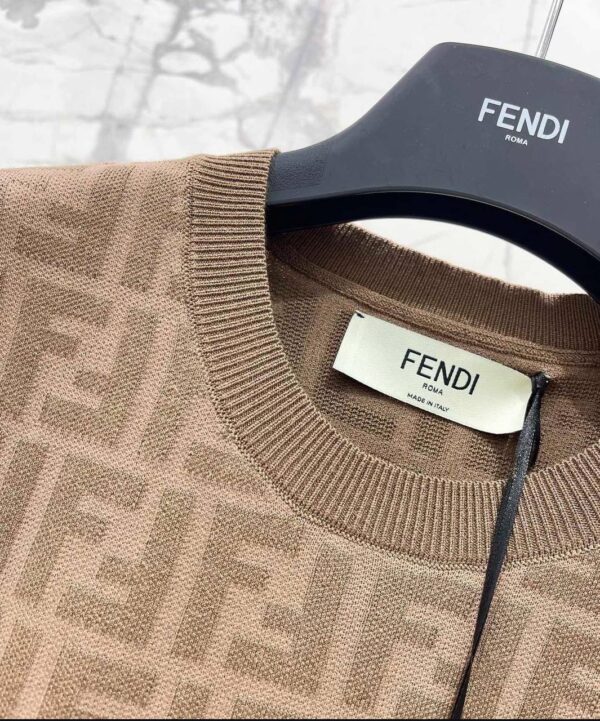 ⁦Fendi T-Shirt⁩ - الصورة ⁦6⁩