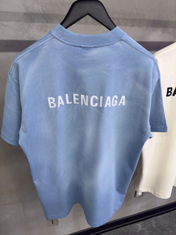 ⁦Balenciaga Back T-Shirt⁩ - الصورة ⁦2⁩