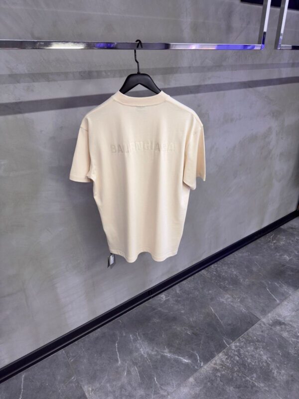 ⁦Balenciaga Back T-Shirt⁩ - الصورة ⁦8⁩