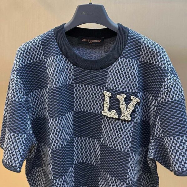 ⁦Damier Short-Sleeved Crewneck With LV Crystal Patch⁩ - الصورة ⁦3⁩