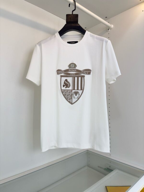 ⁦FENDI T-SHIRT⁩ - الصورة ⁦2⁩