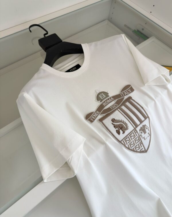 ⁦FENDI T-SHIRT⁩ - الصورة ⁦4⁩