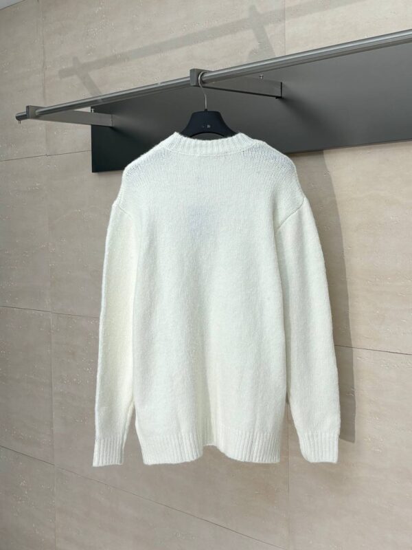 ⁦Embellished Silk Pullover LV⁩ - الصورة ⁦2⁩
